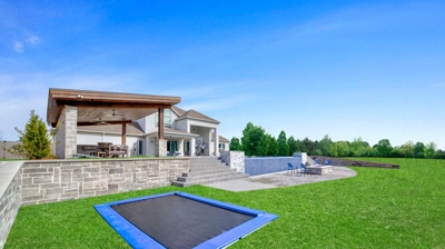 Custom backyard landscape Photo