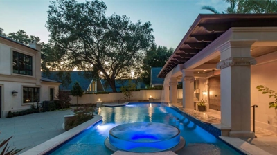 Illuminated pool and custom spa Photo