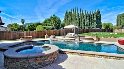 Pool with round spa Photo