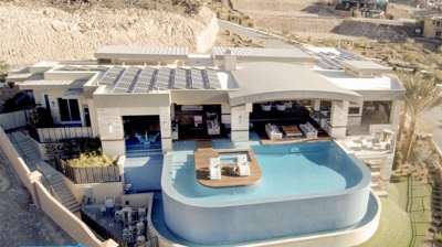 Custom infinity edge pool with rounded corners Photo