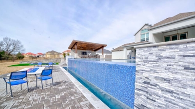 Infinity edge pool detail Photo