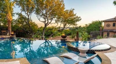 Infinity edge freeform pool with chaise lounges Photo