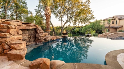 Infinity edge freeform pool detail Photo