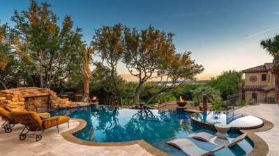 Infinity edge freeform pool and patio at dusk Photo