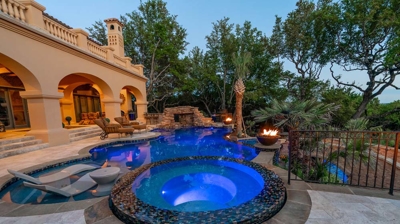 Illuminated infinity edge spa Photo