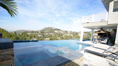 Custom infinity edge spa and pool Photo