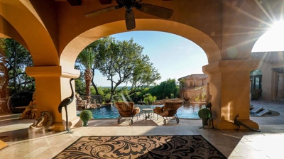 Covered patio with seating Photo