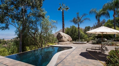 Small pool with infinity edge design Photo