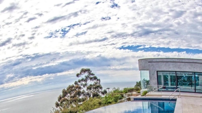 Side pool with daytime scenery Photo