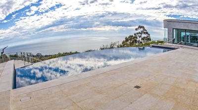 Side pool with daytime scenery Photo