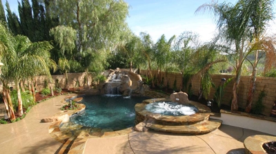 Immersive patio design with pool and spa Photo