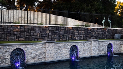 Pool with custom water features Photo