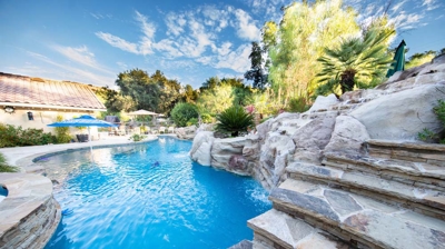 Custom freeform pool with stone details Photo