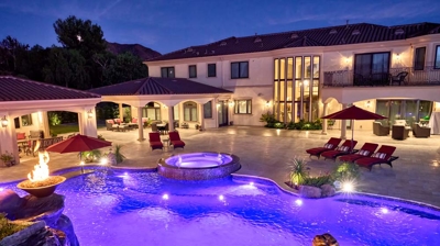 Backyard pool with jacuzzi Photo