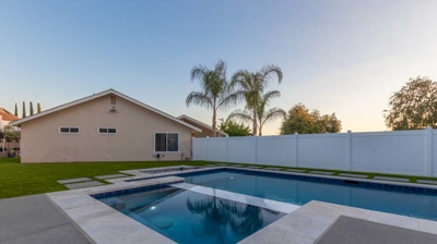 Backyard with custom spa and swimming pool Photo