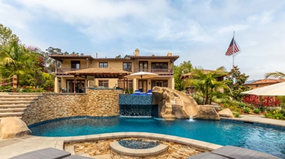 Sunken patio seating area with firepit Photo