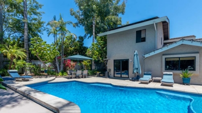 Modern pool design Photo