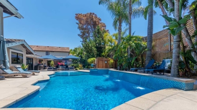 Backyard with modern pool design Photo