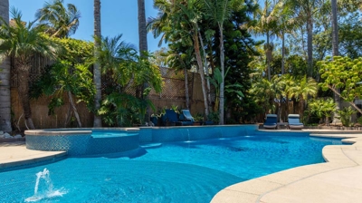 Custom backyard swimming pool with fountain Photo