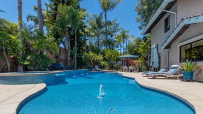 Custom swimming pool with water fountain Photo