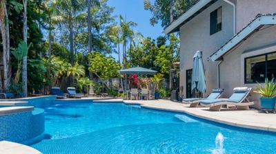 Sun ledge with water fountain Photo