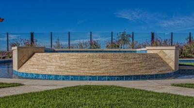 Green grass landscaping design with jacuzzi in view Photo