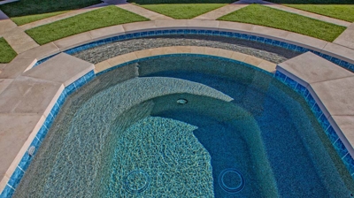 Curved pool design Photo