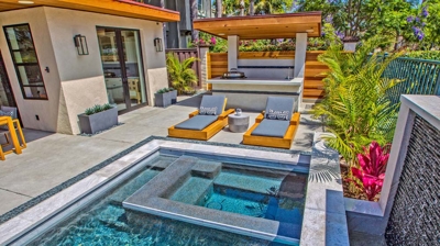 Jacuzzi area of rectangle pool Photo