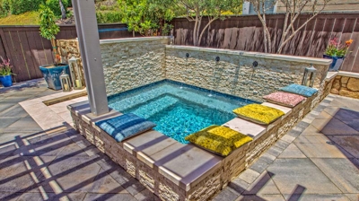 Stone design walls with jacuzzi Photo