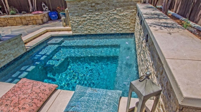 Stone design walls with jacuzzi Photo