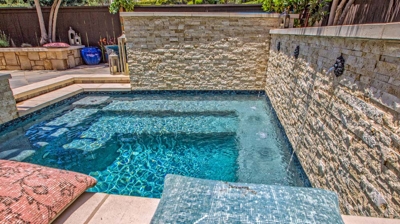 Stone design walls with jacuzzi Photo