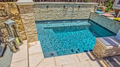 Stone design walls with jacuzzi Photo
