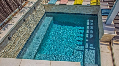 Stone design walls with jacuzzi Photo