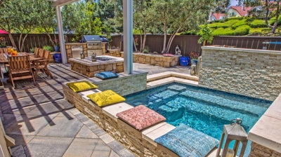 Stone design walls with jacuzzi Photo