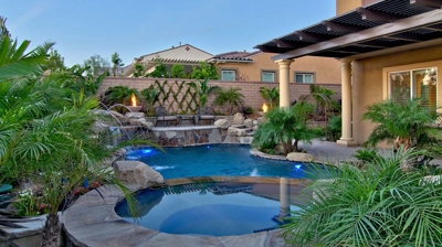 Attached spa to pool Photo