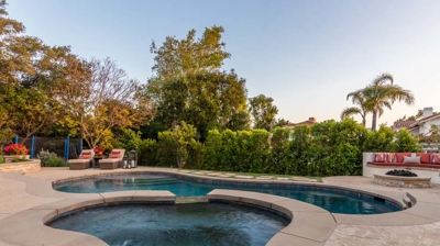 Backyard spa and pool Photo