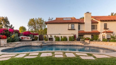 Backyard pool with landscaped stepping stone pathway Photo