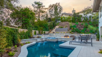 Beautiful custom form pool and attached spa Photo