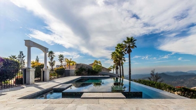 Infinity edge modern pool design Photo