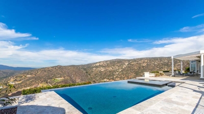 Infinity edge modern pool design with expansive view Photo