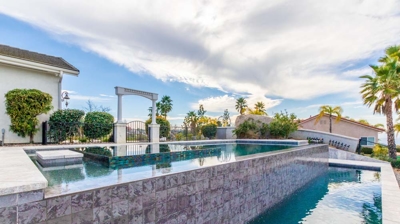 Infinity edge pool design Photo