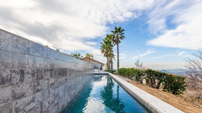 Infinity edge pool detail Photo
