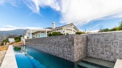 Infinity edge pool detail with stairs Photo