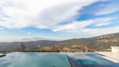 Infinity edge pool and combined spa Photo