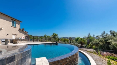 a pool's curved edges reflecting the sunny ambiance Photo