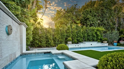 Jacuzzi in the backyard Photo