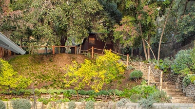 Prism shaped fire pit with pebble shaped coal Photo