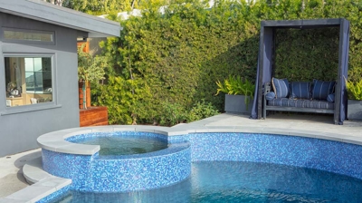 Built in jacuzzi built higher than the pool Photo