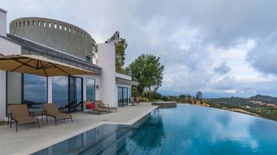 Awe-inspiring scenery: infinity pool and hot tub overlooking lush mountain landscapes Photo