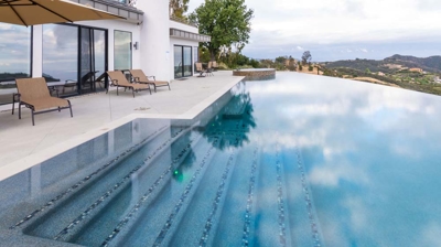 Spectacular infinity pool and hot tub with mountain vistas Photo